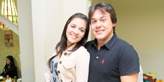 Jennifer Santos e Fernando Manochio em restaurante da cidade